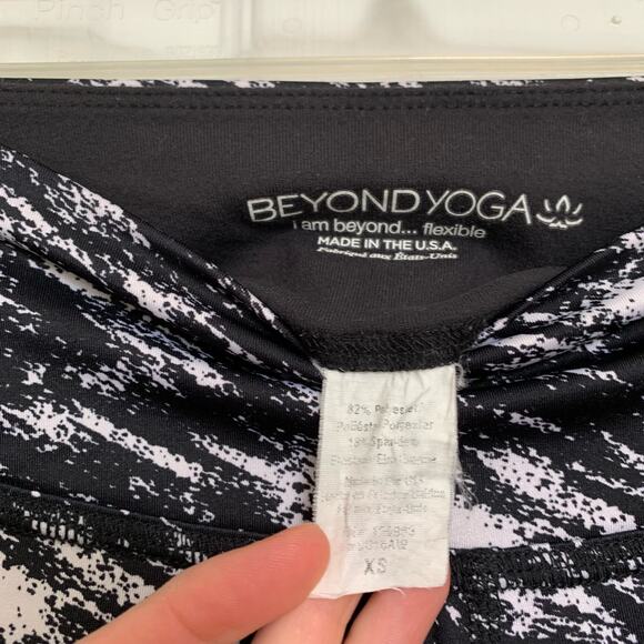 Beyond Yoga black and white static print leggings - Picture 7 of 7